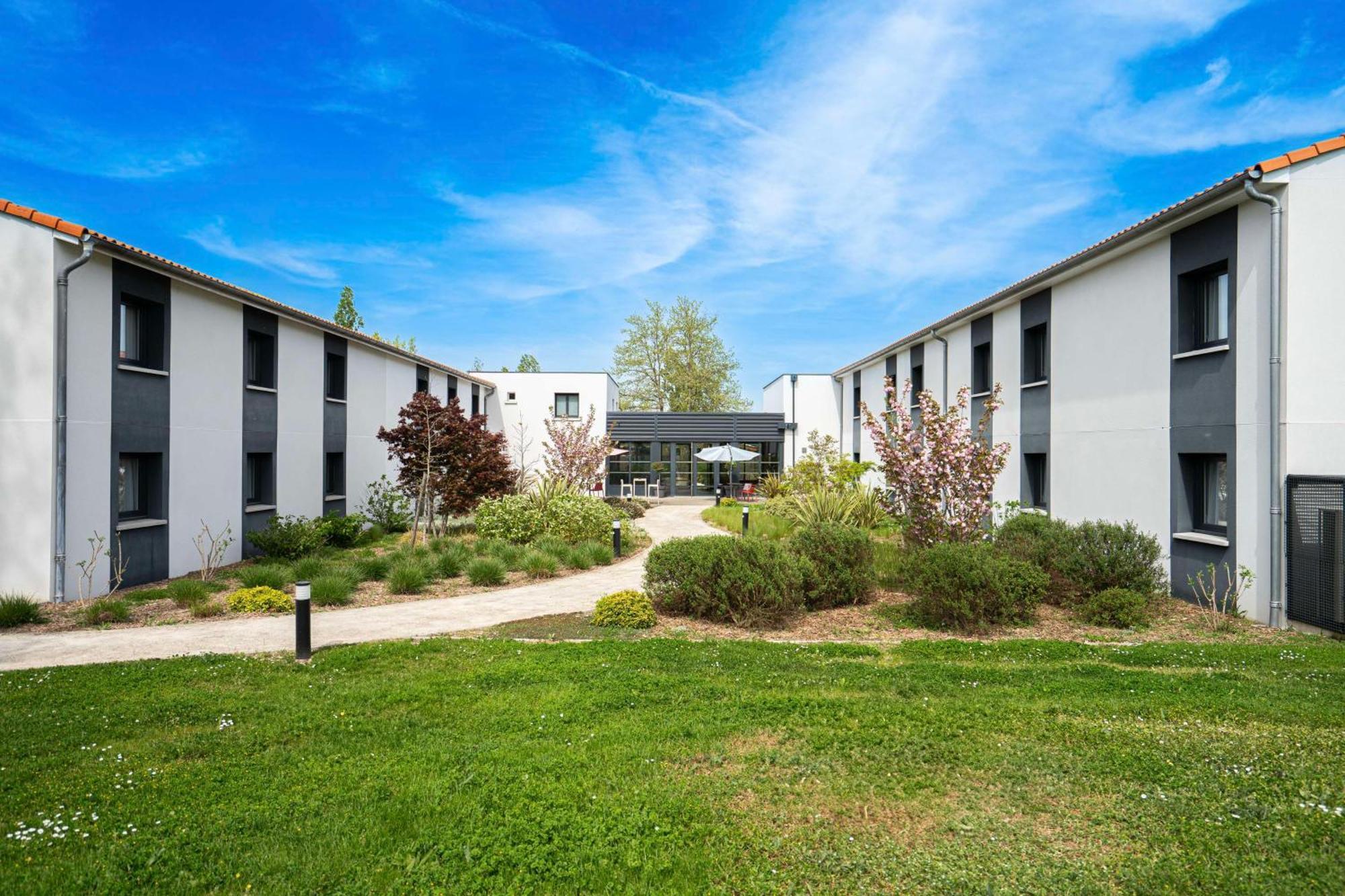 Sure Hotel By Best Western Les Portes De Μοντωμπάν Εξωτερικό φωτογραφία