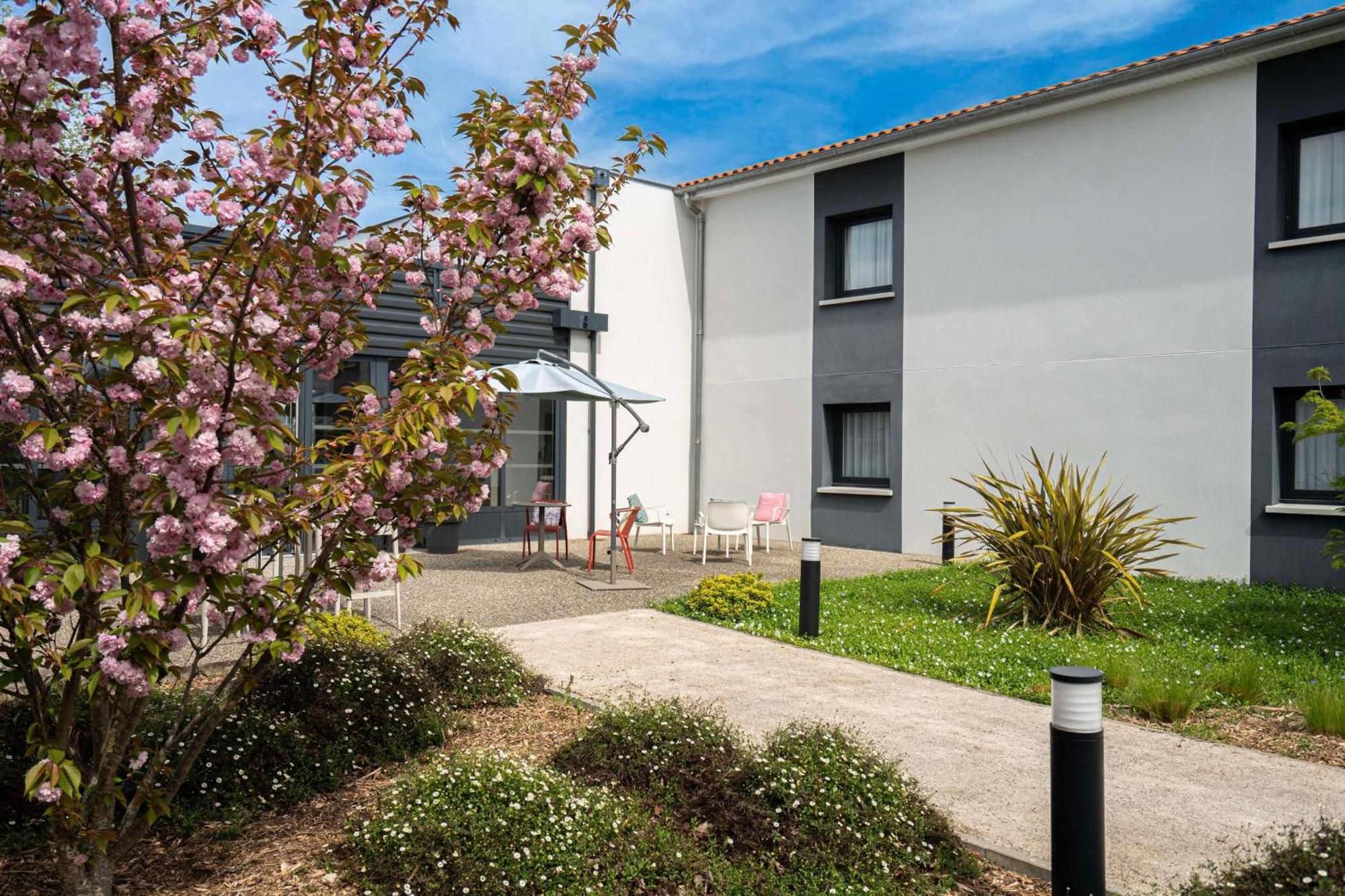 Sure Hotel By Best Western Les Portes De Μοντωμπάν Εξωτερικό φωτογραφία